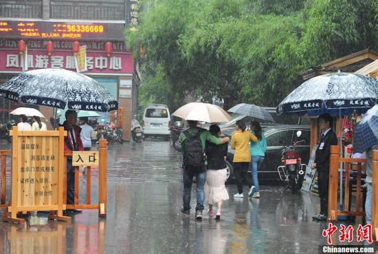 圖為“五一”小長假首日門票檢查仍偏松。楊華峰 攝