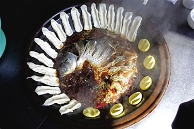 黃驊鍋灶魚(yú)，將海魚(yú)與面食相互搭配。農(nóng)業(yè)與漁業(yè)、土地與海洋，在這里構(gòu)成了微妙的平衡。