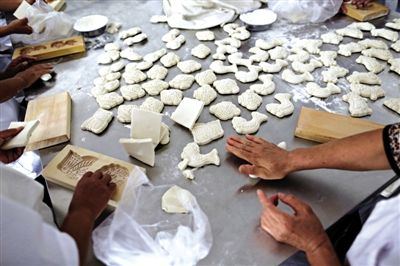 面花是黃驊最有特色的一種面食，常見(jiàn)于各種禮事和節(jié)日宴席上，充滿了儀式感。