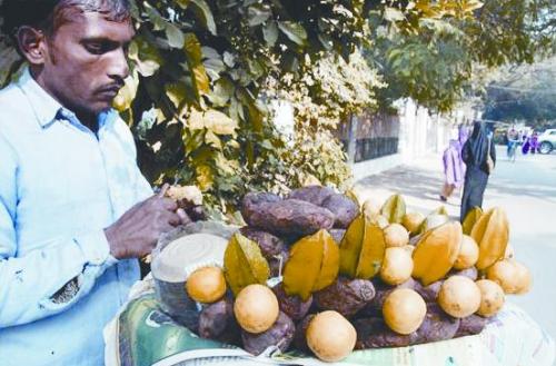 賣烤紅薯的小販 賣烤紅薯的小販