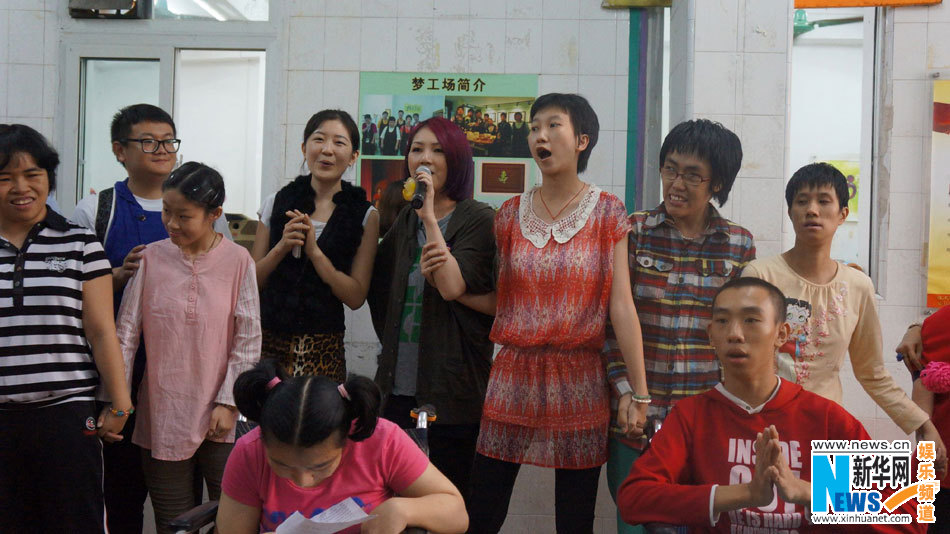 楊千嬅產后首亮相內地 獲贈嬰兒裝喜出望外 楊千嬅產后首亮相內地 獲贈嬰兒裝喜出望外