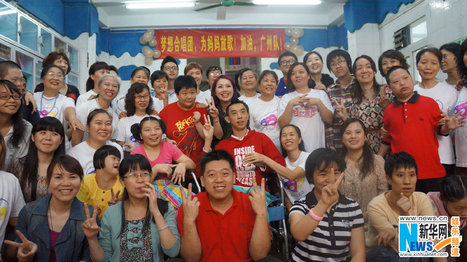 楊千嬅產后首亮相內地 獲贈嬰兒裝喜出望外 楊千嬅產后首亮相內地 獲贈嬰兒裝喜出望外