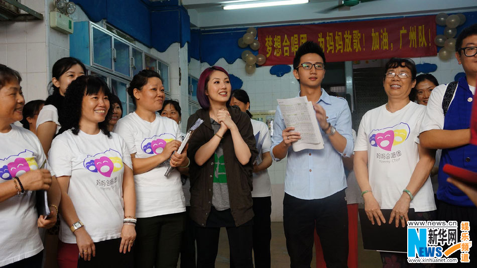 楊千嬅產后首亮相內地 獲贈嬰兒裝喜出望外 楊千嬅產后首亮相內地 獲贈嬰兒裝喜出望外