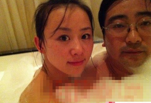 女主播紀(jì)某與國家檔案局官員范某。