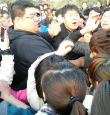 杜海濤因不滿墨鏡被摘與人起爭(zhēng)執(zhí) 杜海濤因不滿墨鏡被摘與人起爭(zhēng)執(zhí)