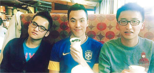 何猷啟在微博上載他在波士頓讀書的照片，與同學(xué)的生活很普通