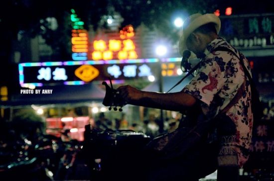 街頭賣唱的人 攝影:Anry 街頭賣唱的人 攝影:Anry