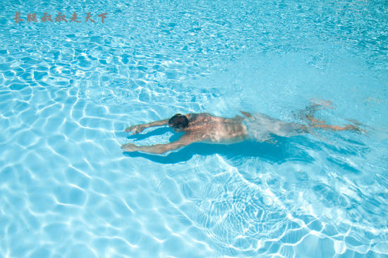 在透明的海水中游泳 攝影:長(zhǎng)腿叔叔 在透明的海水中游泳 攝影:長(zhǎng)腿叔叔