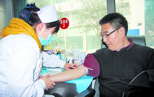 雪地里,百余名醫(yī)護(hù)人員獻(xiàn)血救急 雪地里,百余名醫(yī)護(hù)人員獻(xiàn)血救急