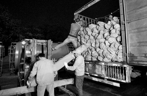 　23日凌晨，首批200套簡易廁所在鄭州裝車