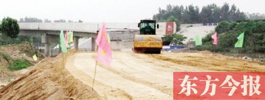 　昨日，正在施工中的鄭州市文化路與連霍高速互通式立交