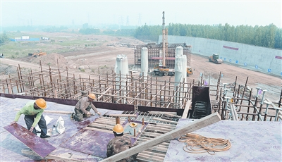 中原西路西南繞城高速公路互通式立交項(xiàng)目已完成總工程量的35%。