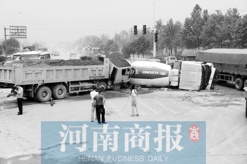 事故現(xiàn)場的附近居民稱，路口的紅綠燈從來沒亮過