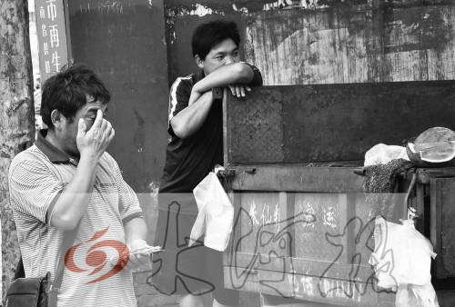 　拿著錢，陳小立感動得哭了。