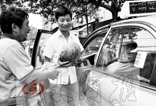 　　的哥將一天的運(yùn)營收入捐給陳小立，陳小立送瓜感謝。