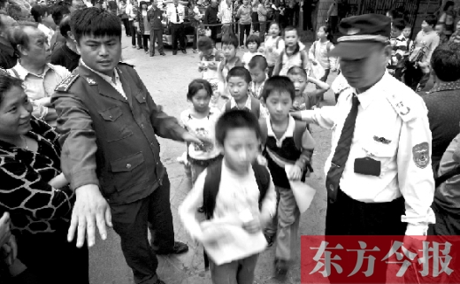 鄭州一所小學的孩子排隊放學。 鄭州一所小學的孩子排隊放學。