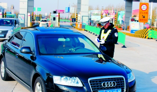 高速交警對(duì)一輛超速車進(jìn)行現(xiàn)場處罰