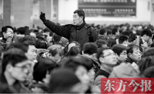 一場雨夾雪讓鄭州火車站的客流又增加了不少。昨天，售票大廳內(nèi)排隊購票的旅客摩肩接踵
