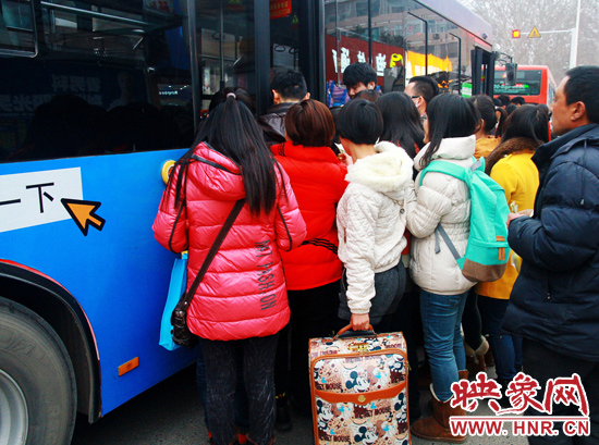 鄭州市金水路紫荊山公交樞紐站又現(xiàn)火爆場面。