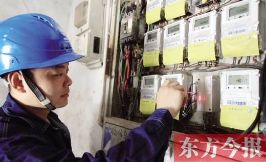 鄭州供電公司的技術(shù)人員正在安裝調(diào)試智能電表和遠程通訊控制終端 鄭州供電公司的技術(shù)人員正在安裝調(diào)試智能電表和遠程通訊控制終端