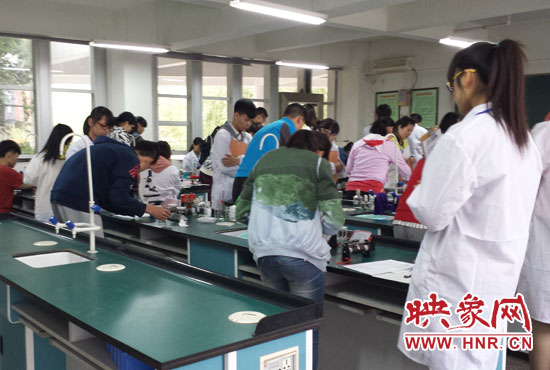 考試采用“一對一”的監(jiān)考方式。