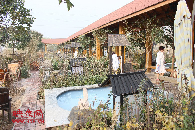 各種小溫泉池，溫度有高有低，每個(gè)池用料不同有各種功效