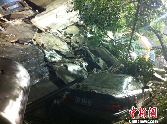 六層民房倒塌現(xiàn)場(chǎng)。何蔣勇　攝