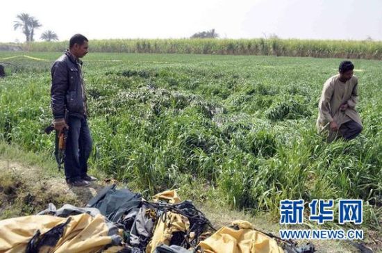 2月26日，在埃及旅游城市盧克索附近，當(dāng)?shù)匕踩藛T在發(fā)生熱氣球爆炸事故的現(xiàn)場(chǎng)查看。