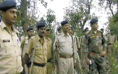 電視畫面顯示，大量警察在案發(fā)地搜查疑犯。