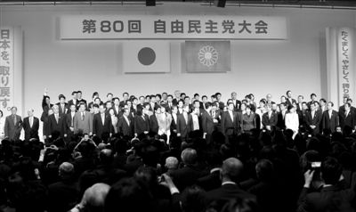 3月17日，日本自民黨黨員在東京出席自民黨年度大會。新華社發(fā)