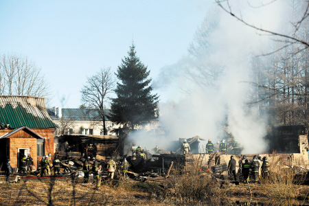 4月26日，俄羅斯救援人員在莫斯科州德米特羅夫區(qū)拉緬斯基村發(fā)生火災的精神病院滅火?！　C供圖