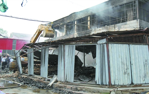 大火燒了近4個小時，中牟縣貿(mào)易區(qū)被燒得面目全非。