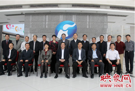 郭庚茂等省領(lǐng)導(dǎo)與省廣電局、河南電視臺(tái)的同志們合影