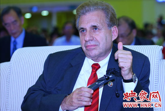 聽到關(guān)于鄭州航空港經(jīng)濟(jì)綜合實(shí)驗(yàn)區(qū)的介紹，約翰.卡薩達(dá)博士豎起了大拇指