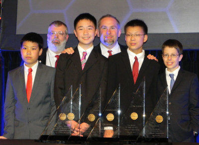 孫嘯秋(右二)與獲得團(tuán)體組冠軍的隊(duì)友任昊淼(前左一)、林浩然(前左二)、Matthew Lipman