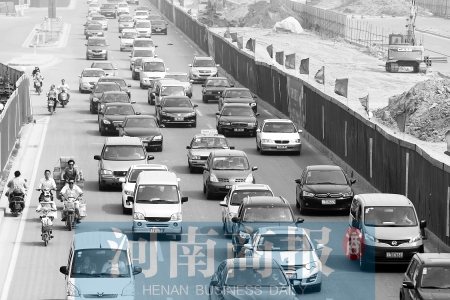 因施工封路，中州大道上的車輛行駛緩慢 王春勝/攝