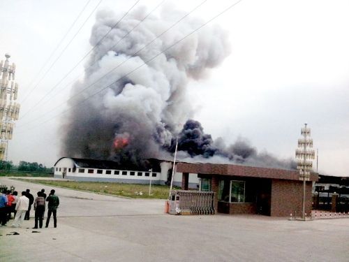 現(xiàn)場濃煙滾滾。