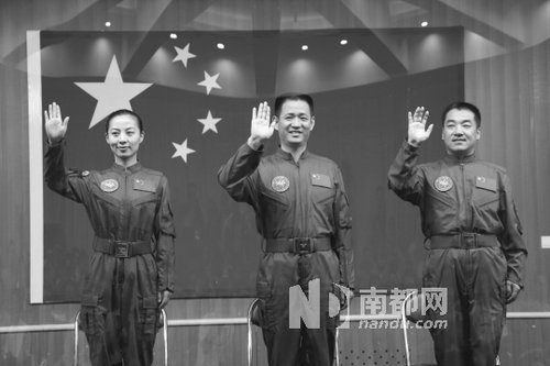 神舟十號航天員王亞平(左)、聶海勝(中)、張曉光(右)。 新華社發(fā)