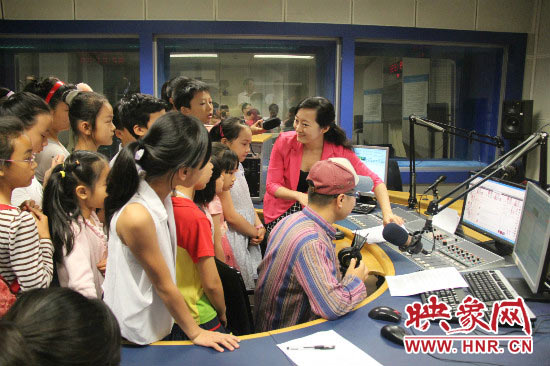 小記者們?cè)谥辈ラg 小記者們?cè)谥辈ラg