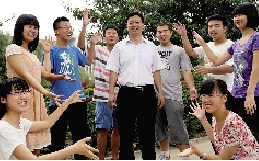 同學(xué)們用手臂連成光環(huán)，把班主任老師圍起來(lái)，表達(dá)對(duì)他的敬意和謝意。