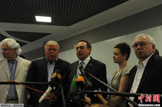 據(jù)外媒報(bào)道，美國“棱鏡”監(jiān)控計(jì)劃泄密者愛德華·斯諾登于莫斯科時(shí)間7月12日在莫斯科謝列梅捷沃機(jī)場與多家人權(quán)機(jī)構(gòu)代表人士舉行會(huì)談。圖為參加會(huì)談的人權(quán)代表接受媒體采訪。