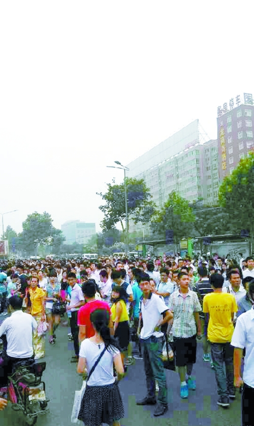 　早高峰等公交，場(chǎng)面蔚為壯觀（網(wǎng)友供圖）。