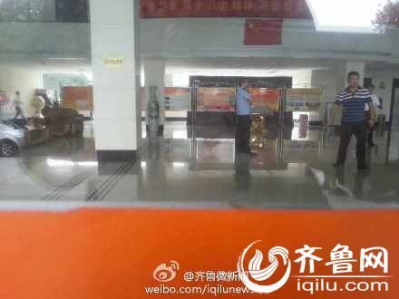 8月8號下午14時許，一女子在山東省衛(wèi)生廳辦公大樓三樓的一間辦公室內(nèi)，被一名年輕男子劫持。