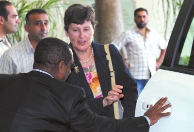 24日，聯(lián)合國副秘書長凱恩（右二）抵大馬士革。新華社發(fā)