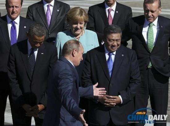 奧巴馬低頭不看普京，普京也閉眼做鬼臉并攤手表無奈。