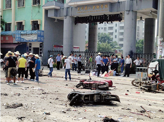 桂林校門(mén)口爆炸案續(xù)：肇事者當(dāng)場(chǎng)死亡 學(xué)校停課