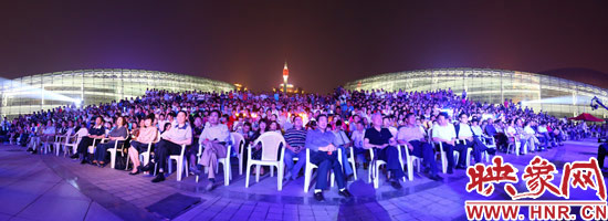 現(xiàn)場觀眾人山人海 現(xiàn)場觀眾人山人海