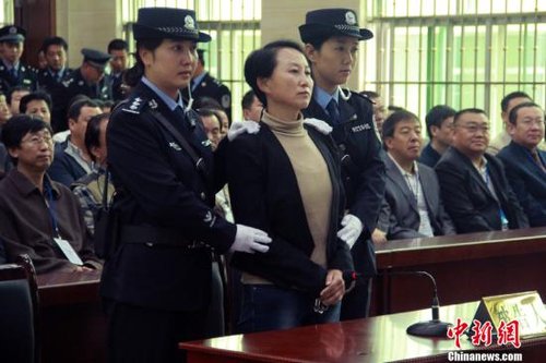 9月24日上午8時30分，陜西“房姐”龔愛愛涉嫌偽造、買賣國家機(jī)關(guān)證件一案，在陜西靖邊縣人民法院公開