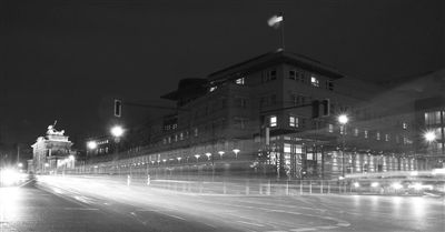 美國(guó)駐德國(guó)大使館夜景，這里被懷疑設(shè)有監(jiān)聽站。