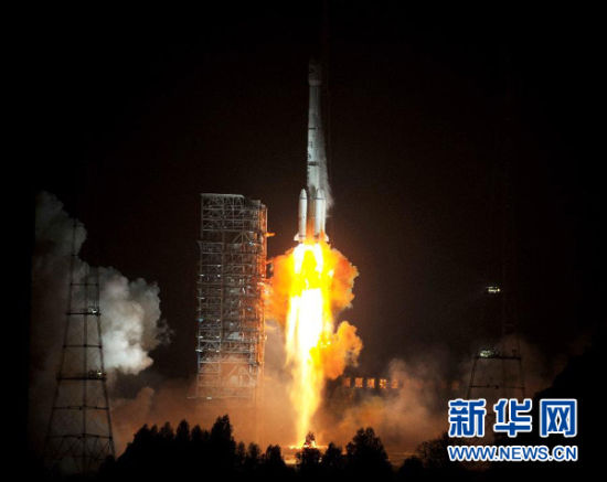 12月21日,載有玻利維亞通信衛(wèi)星的長征三號乙運載火箭點火發(fā)射。當日零時42分,我國在西昌衛(wèi)星發(fā)射中心用長征三號乙運載火箭,成功將玻利維亞通信衛(wèi)星發(fā)射升空,衛(wèi)星順利進入預(yù)定軌道。玻利維亞通信衛(wèi)星是該國擁有的第一顆衛(wèi)星。新華社記者 燕雁 攝